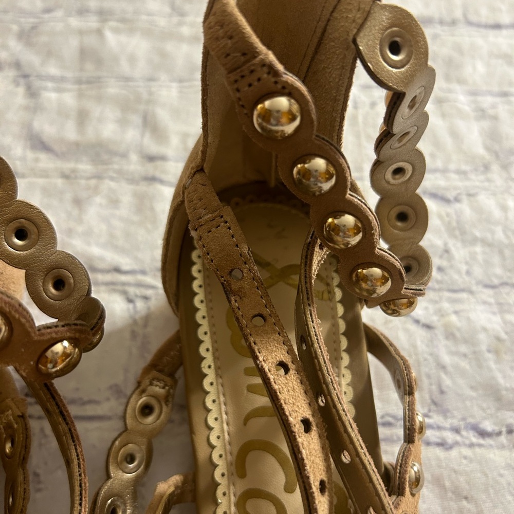 SAM EDELMAN TAN FAUX SUEDE WITH GOLD TONE STUDS ZIP BACK SANDALS SIZE 8 - Picture 7 of 8